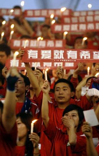 pray for someone - Bofore a football match in Henan Province,fans lit candles to pray for earthquake-affected people in Sichuan.