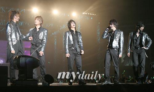 ss501 onstage - I don't know what they're singing here