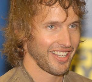 James Blunt - James Blunt CU IN COLOR WITH BLUE BACKGROUND