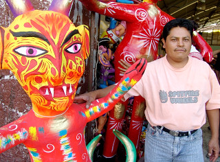 Arts and Crafts in México - This is a very pretty picture of the traditional art of México, the big and spectacular variety of things made this art the most show of my country.