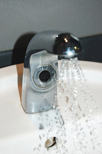 Do you like using an automatic tap? - Picture of an automatic tap sprinkling water. Photo source: http://farm4.static.flickr.com/3023/2311587291_bc7d9093ba.jpg?v=0 .