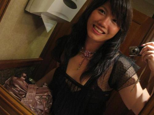 Mag in the Mirror - why gals like 2 take photo in the toilet nowadays? hahhaha, just having privacy & fun mar in toilet :p especially u hav nothing 2 do when waiting for your friends...