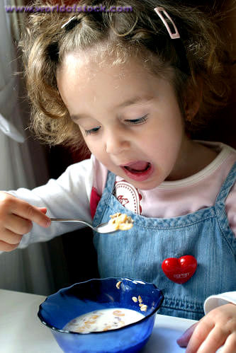 she is nie  - she is nice and cute