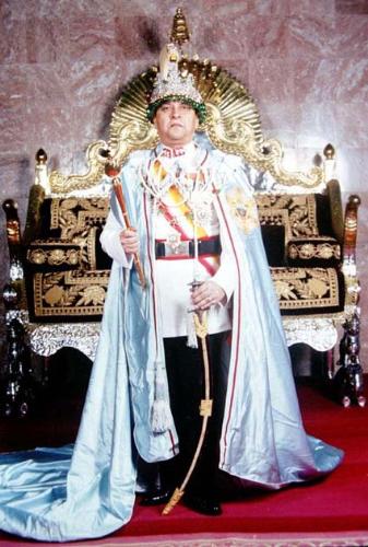 Last King of Nepal - 425 x 631- 63k
www.aftermathnews.worldpress.com

The last King of Nepal in all his glory.