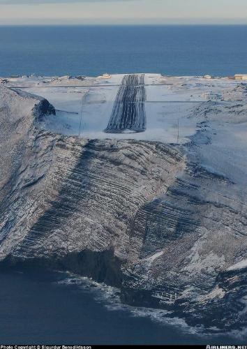 Strange Airports - do u trust te pilot and go in this trip and go landing
this airport is in Kuujjuaraapik/Quebe