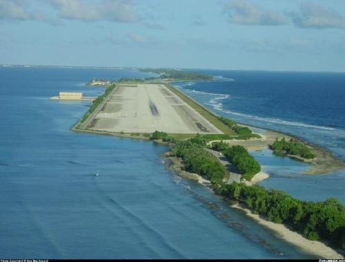 stragne airport 3 - I hope u land safe there with a good pilot htis pic of Wake Island Airport in Pacific Ocean