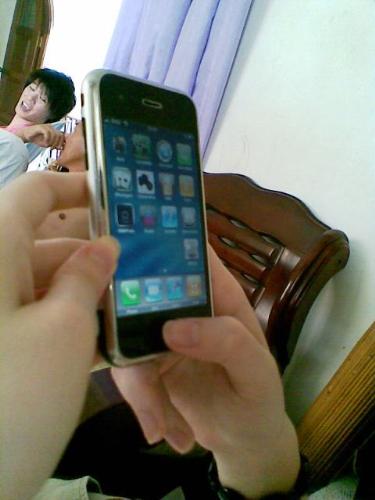 My hands on iphone - Cool..someday i'm gonna have it. :)