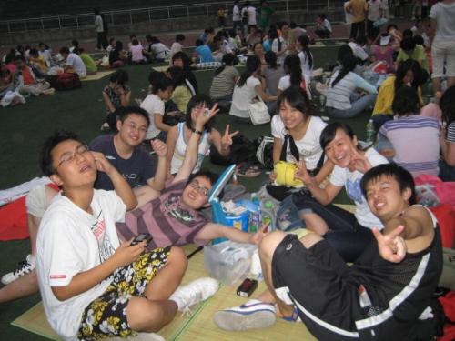 7 pkers - We seven are families !This photo was taken after the China earthquake,only if we live together,we could face all the difficulties.