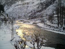 naran, a place in northern pakistan - itz beautiful in winter .. looks more lovely in winter dont ya think so