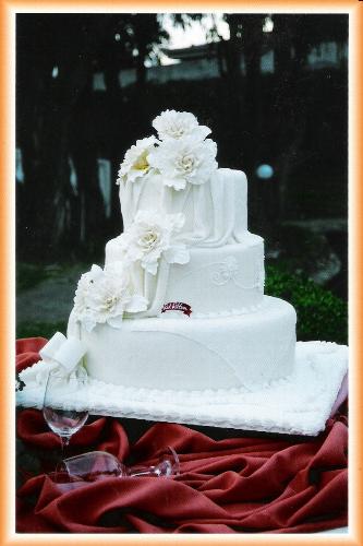 wedding cake - I'm not a cake eater, I can eat cake very little due to its very sweet taste, but during our wedding me and my husband make sure we choose the right cake for our wedding and thanks to redribbon for making this wedding cake beautiful.