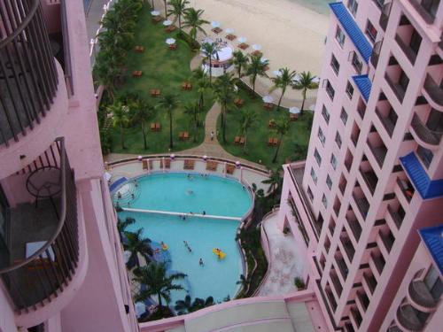hilton hotel cebu - this is one of the best hotel and resort in cebu, its really plus the color of the building makes more affailing to the guest.