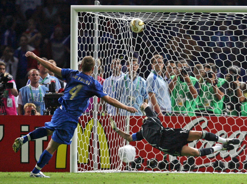 Danielle De Rossi Scores - A goal by talented young italy player danielle de rossi.