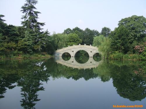 WL3:Stone bridge - You see,a stone bridge above the water,it's so clear,that you can hardly make out there are two bridges in your eye:)