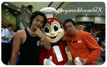 JunJin of Shinhwa with Jollibee?? - ZOMG!? Look at the pic...Jun Jin of Shinhwa took a picture with Jollibee? Wowww!! I wonder when he visit the Philippines. O__O