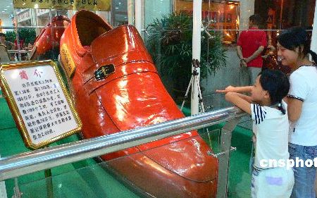 Giant Leather Shoe: $37,300 - Exclusivity of a product is the sole feature that can help it dominate headlines, enter the minds of its prospective consumers and drive sales. While earlier, we have featuring shoe as expensive as $120,000 and also the affordable and designer boots by Rachel Comey and Oscar de la Renta; today the advent of the giant leather shoe has overshadow them.  Weighing 198-kgms, this 3.28-meter long and 1.18-meter wide shoe is inviting audience at a shopping center in Kaifeng, central China’s Henan Province. The worthiness of this masterpiece can be well-recognized as 8 technicians were deputed for 1,168 hours to produce this fashionable creation. The shoe is retailed at 280,000-yuan with 6 pieces of imported high quality cattle hide.