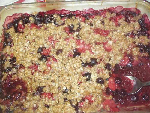 strawberry blueberry crisp - strawberry blueberry crisp made tonite