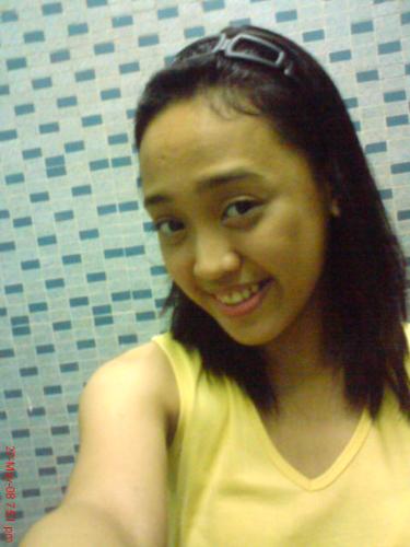 me in yellow - Guess whAT i'M WEARIN' YELLOW..  LOLX!