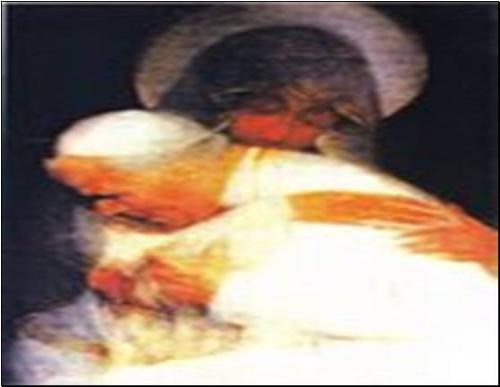 El Papa Y La Virgen - We don't know why John Paul II wanted to hide this picture for years. The Vatican published this picture recently, for the first time. This picture was taken by one of his security guards just when the Pope was attacked and was falling down in his Papamobil. You can see the pain in his face.

Joaquin Navarro Valls, who is the one spokesman from The Vatican, said that they made a lot of studies for years in this incredible picture and of course about the quality of the developing of the picture because when it was developed nobody could see very well because the image was not clear. Finally, and after so many controls and being looking and checking by all the experts in photography ( around the world ), they decided that there were no tricks it in and today they give us a beautiful gift from our Mother of God.

You can see The Mother of God holding John Paul II in her arms. Beautiful. Right?