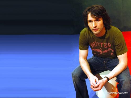 James Blunt - Photo of james blunt sitting