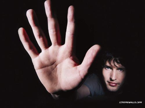 James Blunt - James Blunt shows his hand