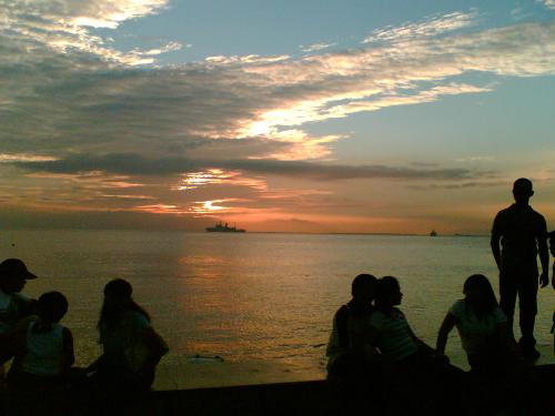sunset at manila bay - Sitting at the bench while waiting for the sun to set