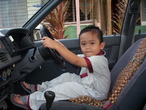 Profesional Racing Games - Do you believe this boy can drive a car racing?