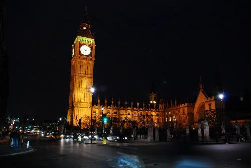 Night Scene of the Buckingham Palace - It sure looks different when the lights are on during the night!
We were really taken back by the majestic of the scene at night!
Simply beautiful!