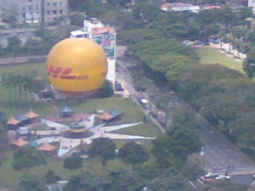 You can Fly in Singapore - The Baloon which can make you fly high is in Singapore near Suntec City tower. A breath taking view is awaiting for you onboard. I shot this in my Camera Phone at 25th Floor in one of the nearest building.
