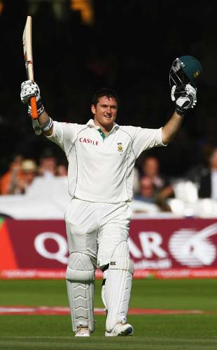 Greame Smith - SA captain Greame Smith acknowledging his hundred