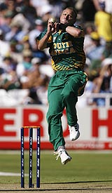 Allan DOnald - Allan Donald bowling