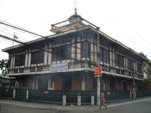 traditional filipino house - i want a traditional filipino house style. it makes me remember the good old days. i love it. it has a touch of spanish and filipino style. it makes you reminish the past. it makes you different from the houses that built today.