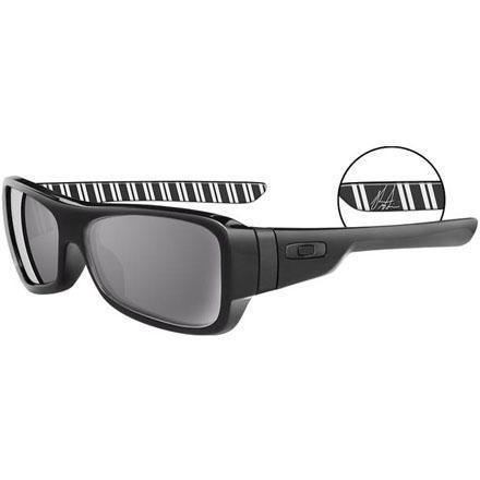 Oakley latest sunglasses (Shaun) - Nice sleek shades Oakley have done it again. Thier shades are 10 years ahead.