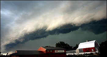 A derecho thunderstorm - This is a photo of a derecho type thunderstorm. It&#039;s a rare storm, even more rare than a tornado with straight-line winds instead of rotating winds.