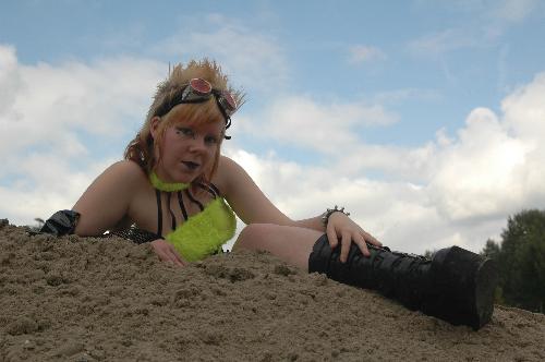 Cyberflufs photoshoot - I thought getting on top of a pile of sand with mega platforms when you have a balance impairment is hard... well think again hun, there's also a way down. *Ugh*. Nice thing about this photo is that I'm wearing a top I made myself and I'm very proud of that [em]happy[/em].