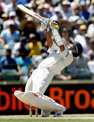 sachin, legend of indian cricket - This is a better view and a closer picture showing Sachin playing Lee over the keeper's head. he did it more than once in the 3rd test against Australia in the last season. Even at this age he shows he has the apetite to score runs and dominate the bowlers.
