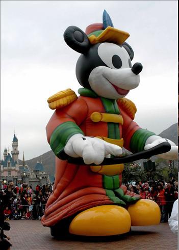 Mickey Float - it was in a Disneyland Parade in th evenin wow fantastic by kanutchie