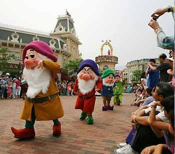 Disneyland Parade  - this parade was the most awiting moment thattime everey body was sitting , taking pictures just to see that parade by kanitchie