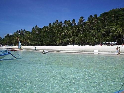 Boracay - Boracay Island is situated in the pHilippines and set amongst crystal clear bluewaters and fine powder white sand. This site is your KEY to the marvels and going ons on a daily basis.