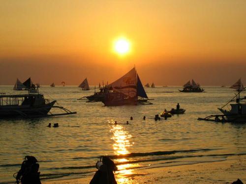 Boracay - Boracay is tropical island located appromizimately 316 kilometers (about 200 miles) south of Manila and 2 kilometers off the northwest tip of Panay island in the Western Visayas region of the Philippines.