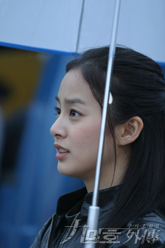 A girl in umbrella - A clip from a Korean series.