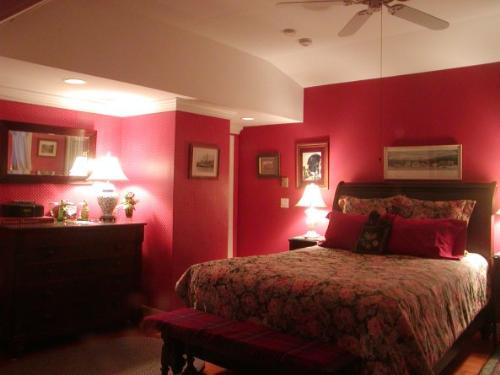 Red Room - Red room with white ceiling hmmmm to crowed for me