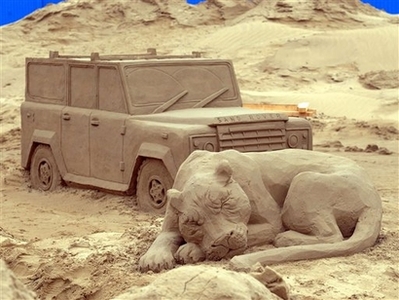 art, sand sculpture, car, lion - Sand sculpture of a lion and a 'Rover car'.