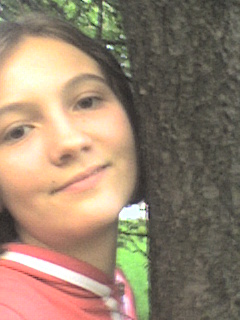eu , me - eu langa un copac , Me near a tree.