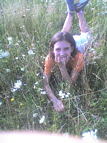 camp cu flori , camp whith flowers - Eu in camp cu flori . Me in camp whith flowers