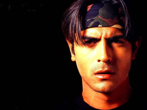 ARjun rampal - Arjun Rampal the indian actor His parents are Gwen and Amarjeet Rampal. Arjun and his younger sister attended the prestigious Kodaikanal International School located in Palani Hills,Tamil Nadu, where his mother was a teacher. One of his cousins, Kim Sharma, is an actress and appeared with him in the film Yakeen