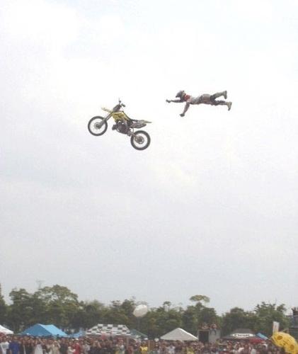 its not soo far,i can catch it!! - Oh my God!! look at this guy!!!even though he knew that he cannot get it,he's still trying!!great confidence!!