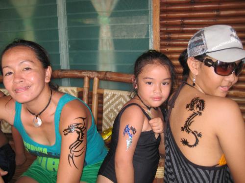 Girls&#039; Dragon Club - Myself and My Girls, Angel (beside me) & Jae-jae falling for our dragon henna tattoos.