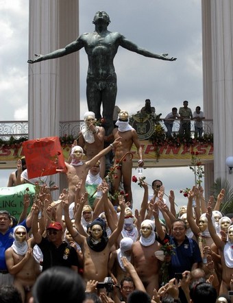 oblation run - The oblation run. UP students who ran nude around the university poses for a photo shot infront of the oblation statue.