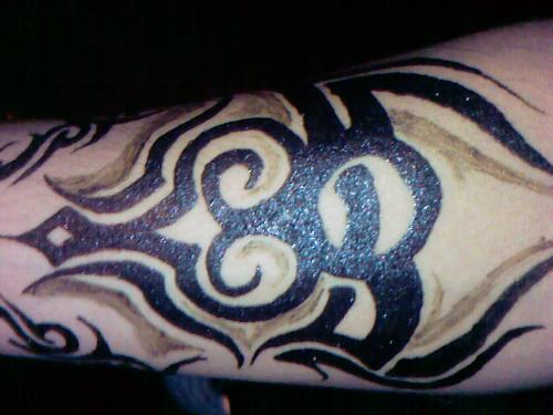 henna tattoo design - this is a henna tattoo on my boyfriends arm. well, our friend made it for him. i really find it cool. my boyfriend wants to get a permanent tattoo but i asked him to get a henna tattoo first and think about the permanent tattoo if he really wants it.