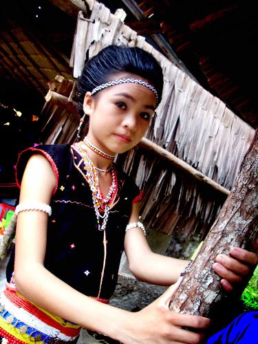 Luna, The Little Huminodun - Huminodun is based on the Momogun (KadazanDusun)creation story in Sabah where a woman created the earth and paddy, and thus created her community.